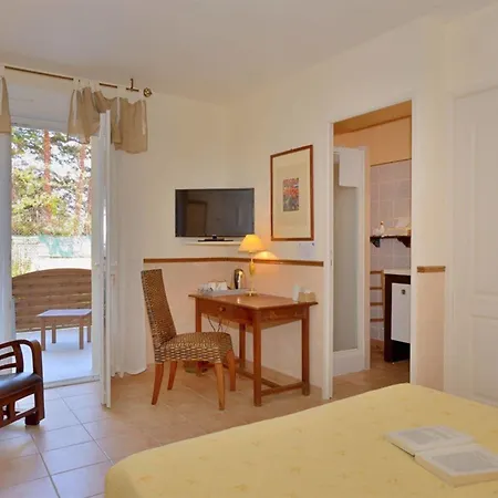 Bed & Breakfast Mas Saint-ange 2*